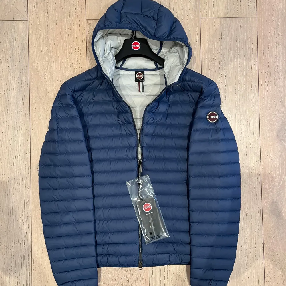 Colmar jacka herr | Skick: 10/10 (HELT NY) | EU 50/M | Fraktar via postnord eller instabox på köparens bekostnad | Hör av dig vid minsta fråga eller fundering! . Takit.