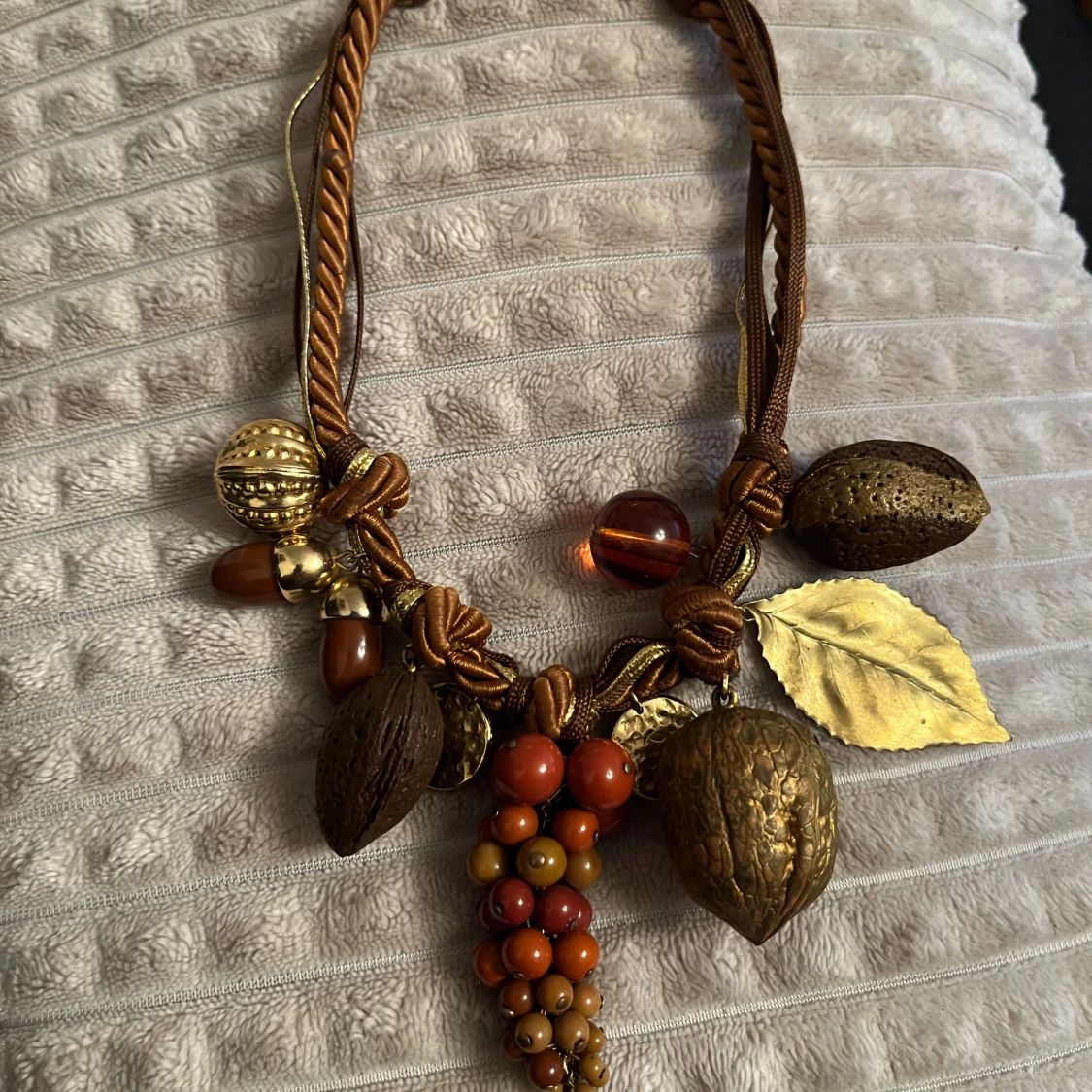 Halsband med höstinspirerade detaljer