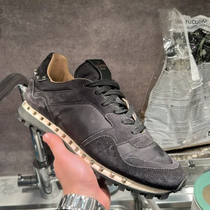 Valentino Rockrunners - Sjukt unika och snygga rockrunners, inte många har dem perfekt för att outfiten ska sticka ut. Riktigt bra skick. Tveka inte på att höra av er vid intresse!🤩