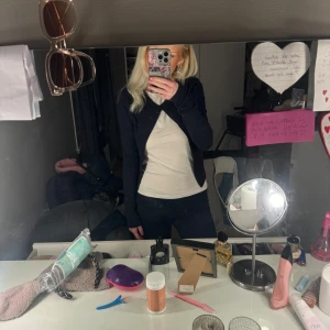 gina tricot kofta - superfin kofta med en knapp från ginatricot, lite nopprig men inget man tänker på💙