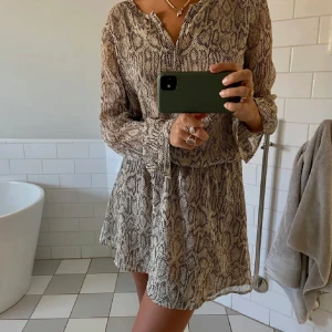 Klänning  - Jättesnygg men kommer inte till användning🥹🥹lånade bilder!!