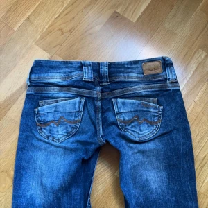 Lågmidjade pepe jeans - Snygga blå Pepe jeans, lågmidjade och typ bootcut/ raka men ganska tighta därför jag säljer, storlek w:25 och L:32💓💓