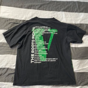 VLONE The Roots Picnic Tee (XL) - VLONE The Roots Picnic Tee är en limiterad t-shirt som är ett samarbete med musikfestivalen ”The Roots Picnic”. Tröjan är i fint skick (8/10). Om du har frågor eller vill ha fler bilder kontakta mig gärna. Priset kan diskuteras vid snabb affär. Mvh