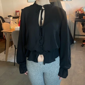 sötaste volangblusen❤️ - så så fin mesh blus med knappar fram och knut vid halsen även volanger❤️ Passar till allt