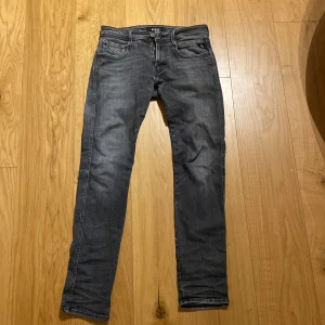 Grå jeans från Replay - Snygga grå jeans från Replay med en slim passform. De har en klassisk femficksdesign och dragkedja. Perfekta för en stilren look.