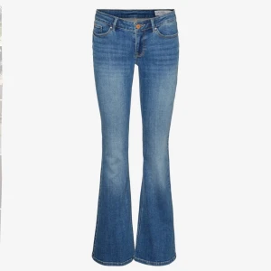 Jeans - Säljer nu dessa jeans från VeroModa då de ej kommer till användning! Low waist och bootcut. Bra skick och har inte används mycket, kontakta om ni har frågor ❤️