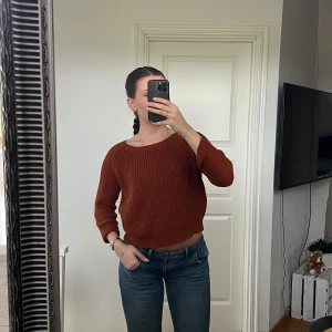 Croppad långärmad tröja   - Croppad tröja från forever 21 i väldigt bra skick. Superfin färg nu till våren och hösten 🥰färg: röd/orange/brun