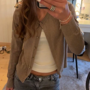 Beige kofta  - Säljer denna beigea kofta från H&M, då den inte kommer till användning längre. Koftan har långa ärmar och knappar framtill. Storlek M, men passar S bra! 🌟