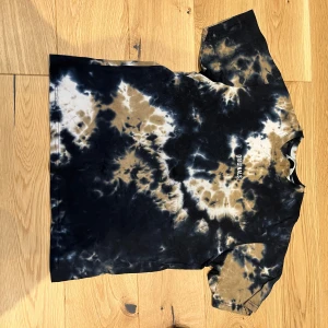 Tie-dye t-shirt från Originals - Snygg tie-dye t-shirt från Originals i svart och beige. Den har en cool batikdesign och korta ärmar. Perfekt för en avslappnad stil.