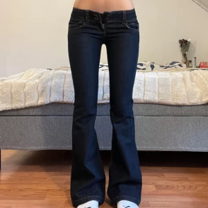 Jeans  - Midjemått: 35cm, innerbenslängd: 81cm 🩷
