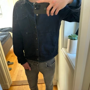 jacka Morris - Riktigt snygg jacka från Morris. Perfekt jacka från våren till hösten. Jackan är i fint skick, Storlek L, passar också M om man har en hoodie under. Vid funderingar så hör bara av dig. Mvh Ahrsells