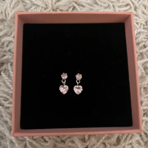 Silverfärgade örhängen med hjärtformade hängen - Gulliga rosa hjärtan.