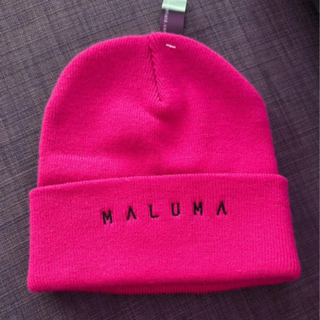 MALUMA Rosa mössa med broderad text