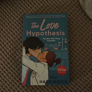 The Love Hypothesis - Booktok boken ”The Love Hypothesis” av Ali Hazelwood