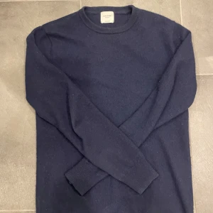 Mörkblå kashmirtröja från John Henric - Säljer en elegant mörkblå kashmirtröja från John Henric. Den är i storlek S men passar även Xs. Den har inga defekter, och ny pris är lite över 2000 kr. Hör av er vid minsta fråga!💫