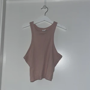 Ljusrosa ribbat linne - Ljusrosa linne från H&M. Ribbat material. Den har två små fläckar. 🩷