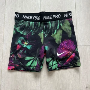 Nikeshorts - Träningsshorts i ett fint blommigt mönster. Använda Max 1 gång. 