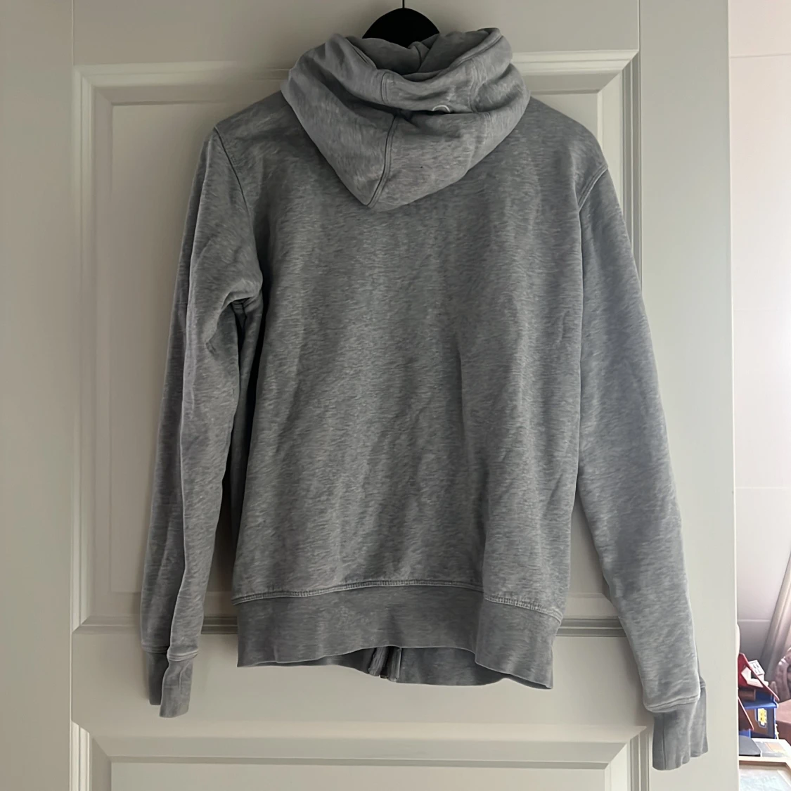 Grå hoodie från Sail Racing - 90