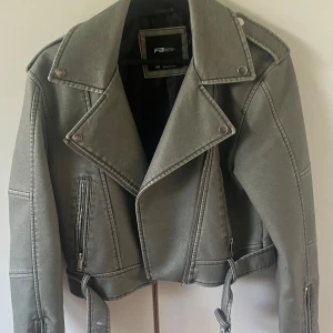 Bikerjacka  - Säljer denna fina bikerjackan som har väldigt bra skick!💕 Använd få gånger 