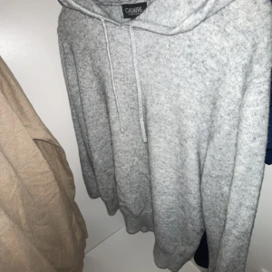 Kashmir hoddie - Från cashmir, de är en blanding med Kashmir i merinoull. Passar mig jätte fint som är 175-176 