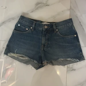 Lågmidjade jeansshorts  - Nyskick jeans shorts aldrig använda. Säljer pga att dom är för små. Storlek 34 motsvarar XS. 