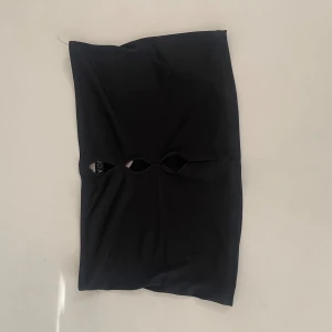 Topp - Topp med tre hål vid bröstbenet, i mycket gott skick 