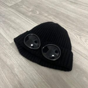 CP Company Mössa  - Hejsan säljer en CP Company mössa i okej skick (Använt), därav de låga priset. Säljes då de ej är min stil längre. 