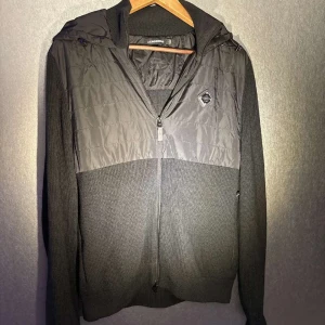 J.Lindeberg cardigan  - Sjukt snygg och stilren cardigan från j.Lindeberg, skick:9/10 nypris 3300 vårat pris 1899 om ni har frågor eller liknande så fundera inte på att fråga😄