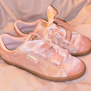 Rosa puma sneakers - Jättesöta sneakers från puma med satinband och gulddetaljer!🩷🌸