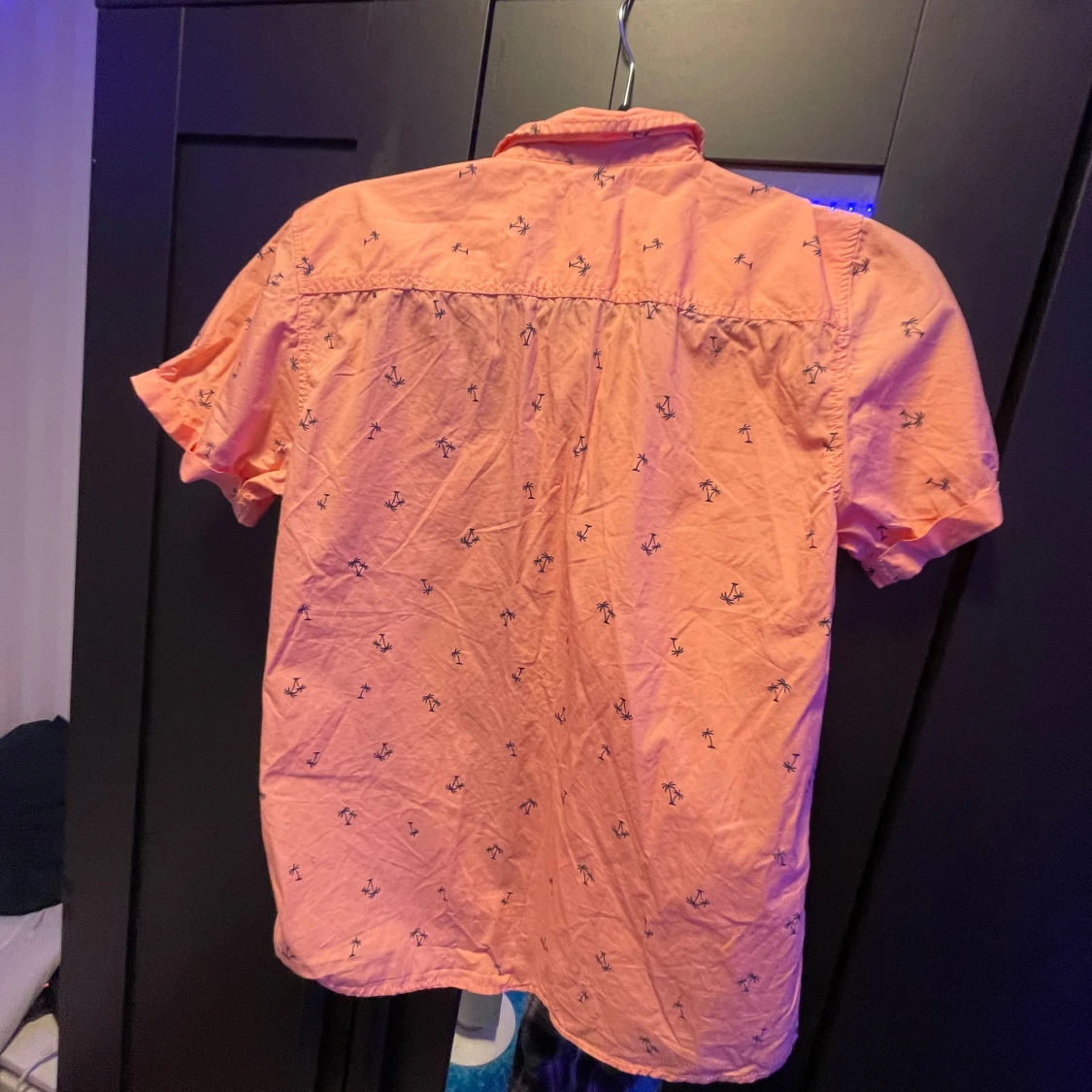 Orange kortärmad skjorta med palmmönster - 90