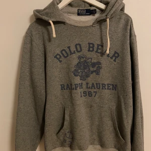 Ralph lauren hoddie - Ralph lauren hoddie i size M, köpt en helt  oanvänd på plick för några veckor sen va lite för ”baggy” men fungerar ändå perfekt.🤩bara andvända några fåttal gånger. Hör av dig vid frågor.(priset kan diskuteras)