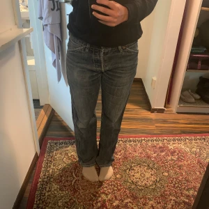 Jeans - Snygga jeans som har varit ett par favoriter! De har dock används och är lagade mellan benen men inget som syns!💗skriv om du har några frågor!!💞