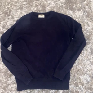 Cashmere crewneck - Tröjan är i väldigt bra skick utan några fläckar eller något annat märkbart. Tröjan är i storlek Xs och sitter som Xs