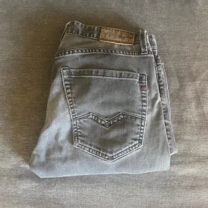 Replay jeans  - Säljer dessa sjukt feta replay jeans, de är i storlek W31 L32. Modellen heter Waitom och sitter slim. Jeansen är lite mörkare i verkligheten än på bild. Skriv vid minsta lilla fundering och skicka gärna prisförslag.