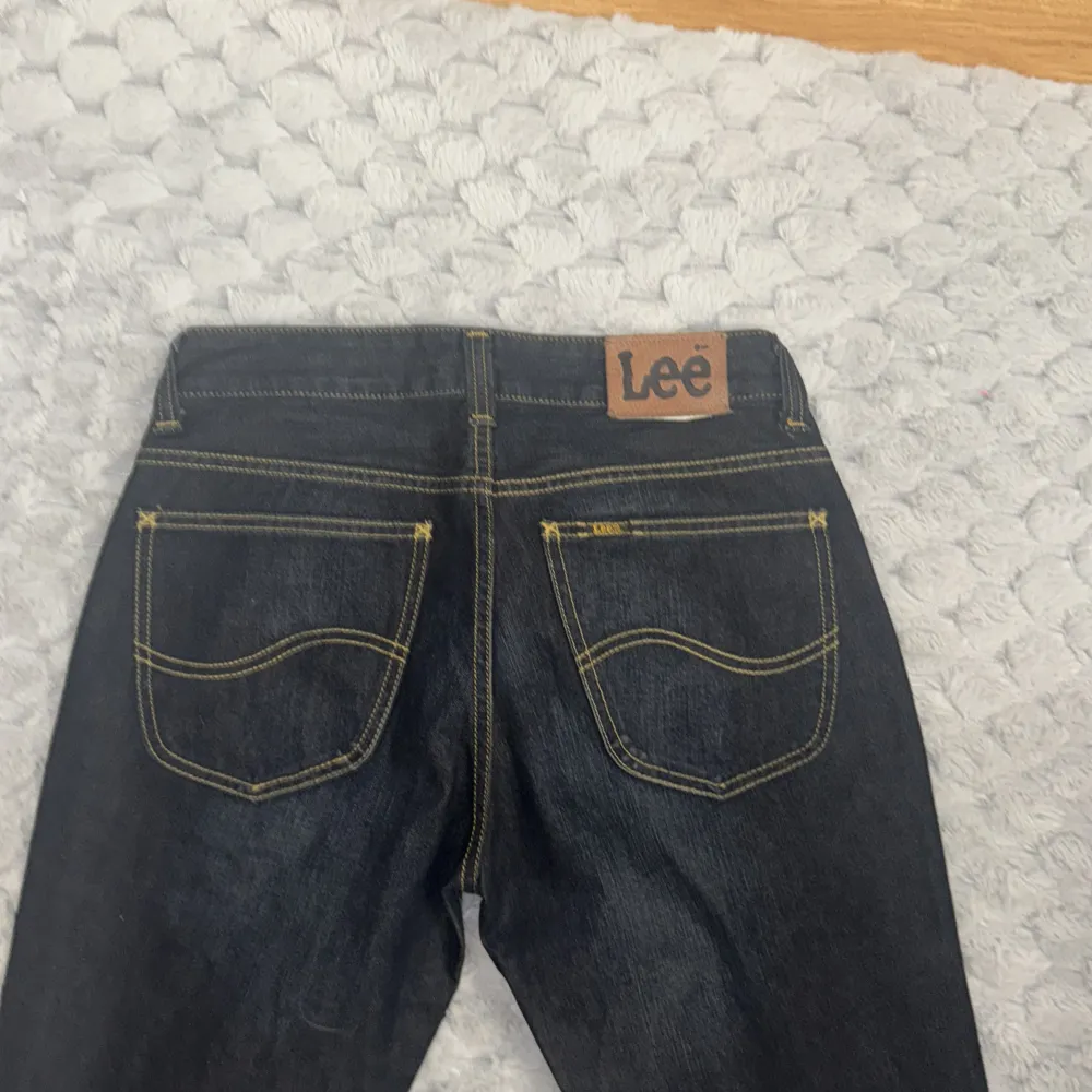 Säljer ett par Lee jeans som är lågmidjade och en fin passform. Jeans & Byxor.