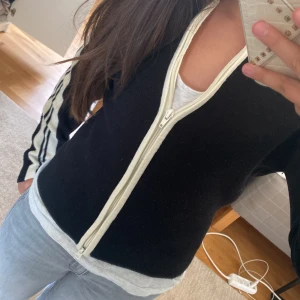 Vero Moda zip up - Säljer denna jätte snygga vero Moda zip up tröjan för att den inte används, den är som ny och pris kan diskuteras 🙌🙌❤️strl är M men passar mig som brukar va xxs- xs 