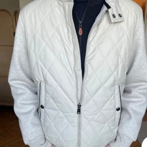 Polo Ralph lauren cardigan  - Nästintill oanvänd polo cardigan, i färgen vit/grå. Köpte den använde den 4 gånger sen va den för liten. Storlek s killen på bilden är ca 180 o ni ser hur den sitter.  Köpt för 2800, QR kod finns såklart så man kan kolla äkthetbevis på den. Mvh Måns 