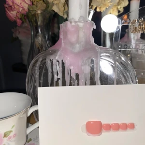 Simple-french toe press-ons! - Enkla french tip tånaglar som bidrar till en mer clean och sofistikerad look!👠 PM vid intresse så skickar jag hur du mäter dina naglar för att sedan jämföra med storleksutbudet (andra bilden) skicka sedan dina mått till mig!💌 