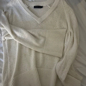 Stickad v-ringad vit tröja - Jätte fin stickad tröja med bra kvalitet. Används bara några få gånger, skriv för bild på🤍