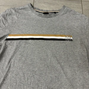 Hugo boss  - Säljer min Hugo boss T-shirt. Knappt använd i väldigt bra skick. Det är bara att skriva om du har några frågor. Priset kan diskuteras 