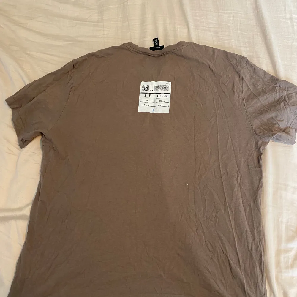 Brun t-shirt från H&M i storlek XL men sitter som L. Tveka inte att höra av dig om du har frågor eller vill ha fler bilder!. T-shirts.