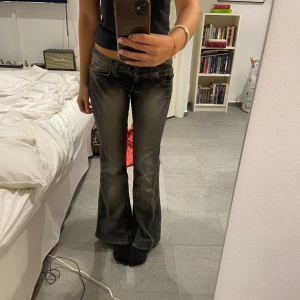 Lågmidjade grå jeans  - Coola lågmidjade jeans i jättebra skick. Säljer eftersom de är lite för korta på mig💕💕Pris kan diskuteras  Midjemått tvärs över: 38 cm Innerbenslängd: 70 cm