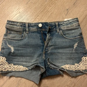 Jeansshorts  - Säljer dessa jättefina jeansshorts från hm som har jättesnygga detaljer💋