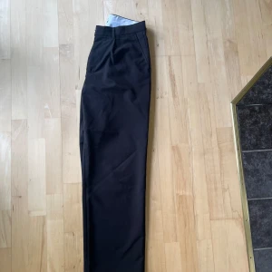 Kostymbyxor weekday - Vida/raka kostymbyxor från weekday Mycket bra skick