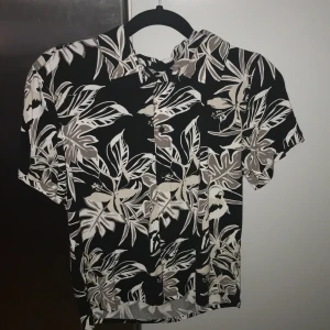 Skjorta  Lindex  - En fin skjorta från Lindex i storlek 10-12 år. Fint skick.