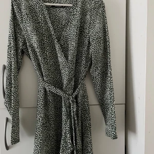 Omlottklänning från missguided  - Grön Omlottklänning från missguided i storlek 38