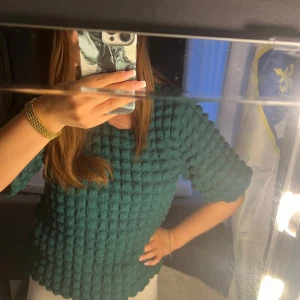 Grön tröja - Säljer denna gröna trekvartsärmad tröja då den ej kommer till användning längre, jättefin tröja som även är i lite tjockare material🩷 ser mörkare ut i mörkt ljus💞