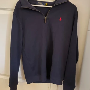 Ralp lauren half zip  - Säljer min Ralph lauren half zip i storlek M. Nypris 1200. Mittpris 500