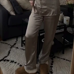 Intimissimi rosa/lila satin pyjamas byxor - Säljer ett par superbekväma helt nya pyjamas i satin med tagg. Bilderna är lånad för att visa modellen så den är egentligen lila som på sista bilderna. Säljer pga ville ge de som present men kunde inte. nypris är 900kr