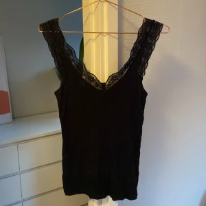 Spets linne  - Ett gulligt svart ribbat linne med spets i uringningen. Från lindex, använd några gånger men inga skador eller så💕